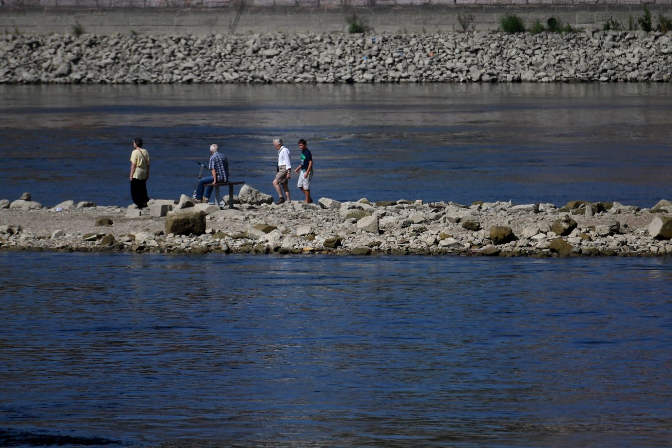 El seco y caluroso verano que está sufriendo Europa unido a la escasez de lluvias en Austria y Alemania ha dejado unos niveles de agua en el Danubio inusualmente bajos. 20 buques de pasajeros esperan en el puerto de Viena a que las lluvias previstas para el fin de semana les permitan continuar su trayecto.