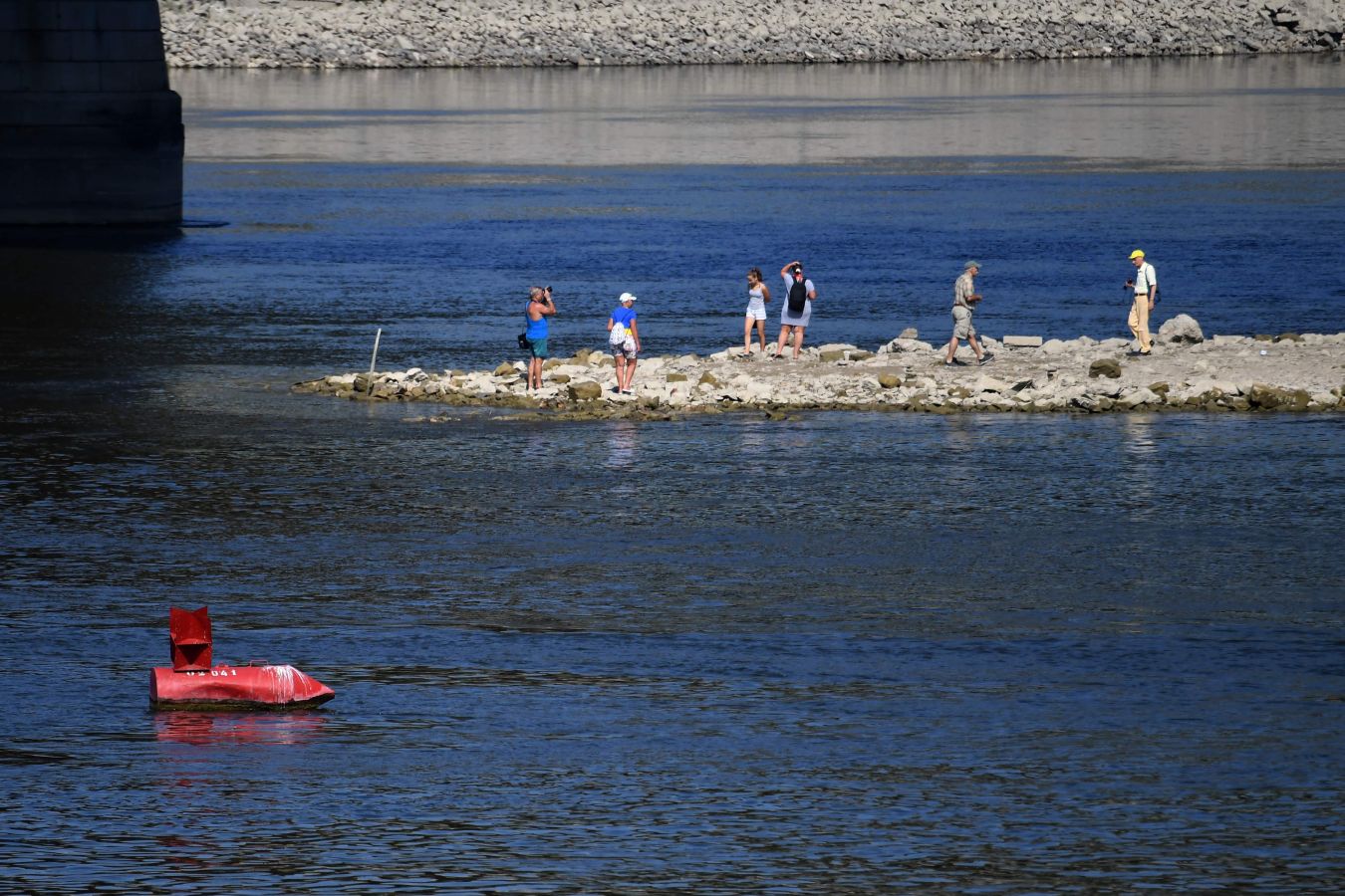 El seco y caluroso verano que está sufriendo Europa unido a la escasez de lluvias en Austria y Alemania ha dejado unos niveles de agua en el Danubio inusualmente bajos. 20 buques de pasajeros esperan en el puerto de Viena a que las lluvias previstas para el fin de semana les permitan continuar su trayecto.