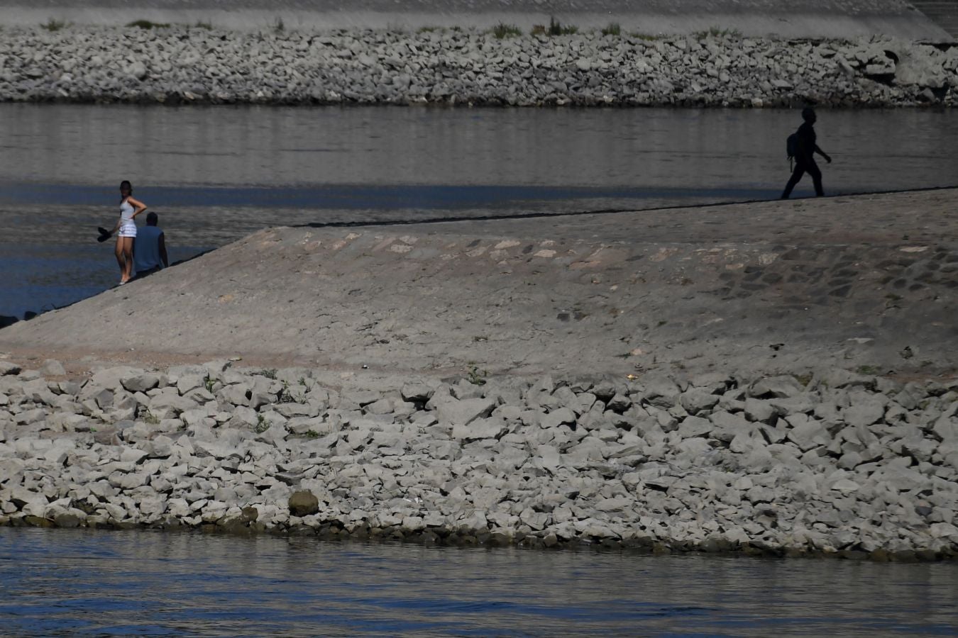 El seco y caluroso verano que está sufriendo Europa unido a la escasez de lluvias en Austria y Alemania ha dejado unos niveles de agua en el Danubio inusualmente bajos. 20 buques de pasajeros esperan en el puerto de Viena a que las lluvias previstas para el fin de semana les permitan continuar su trayecto.