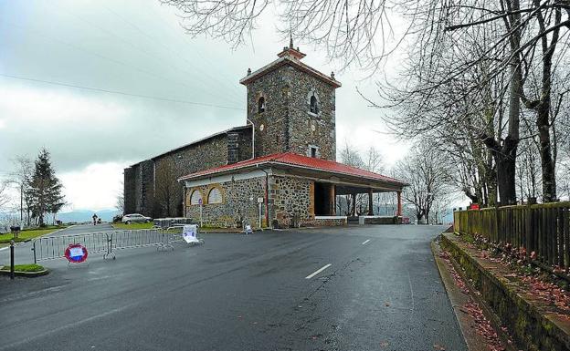 Junto al Santuario de Arrate la iglesia tiene a su nombre un aparcamiento público. 