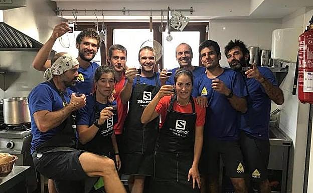 El equipo veraniego del refugio brinda en la nueva cocina. 