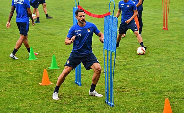 Alberto de la Bella este jueves durante el entrenamiento de la Real Sociedad en Zubieta. 