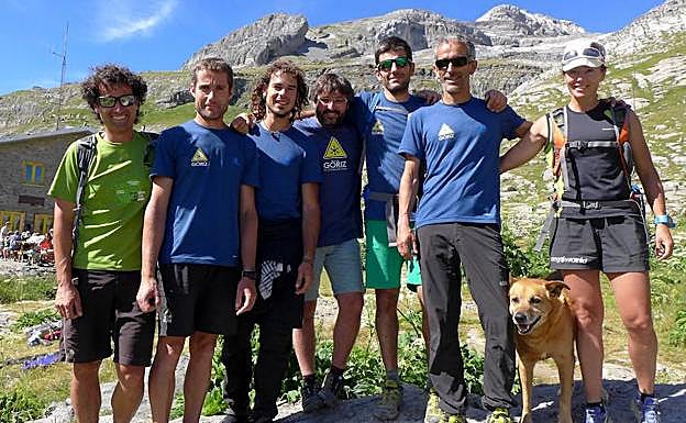 El televisivo Jordi Évole pasó por allí en verano de 2016 (Iban es el segundo empezando por la derecha).