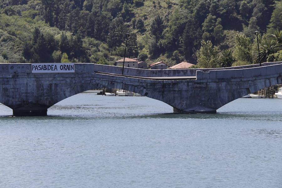 La Diputación de Gipuzkoa va a iniciar en breve, en una o dos semanas, las obras de sujeción del puente que une Mutriku y Deba, que tendrán un presupuesto de aproximadamente 1,2 millones de euros y se acometerán por el procedimiento de urgencia. Se reconstruirá piedra a piedra