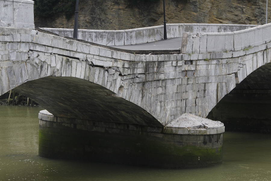 La Diputación de Gipuzkoa va a iniciar en breve, en una o dos semanas, las obras de sujeción del puente que une Mutriku y Deba, que tendrán un presupuesto de aproximadamente 1,2 millones de euros y se acometerán por el procedimiento de urgencia. Se reconstruirá piedra a piedra