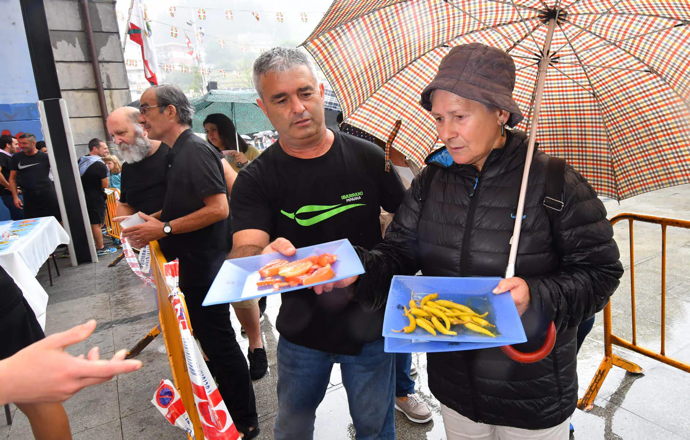 375 kg de tomate y casi 400 kg de piparra se dieron ayer a degustar en la cita más importante de los sanbartolomés