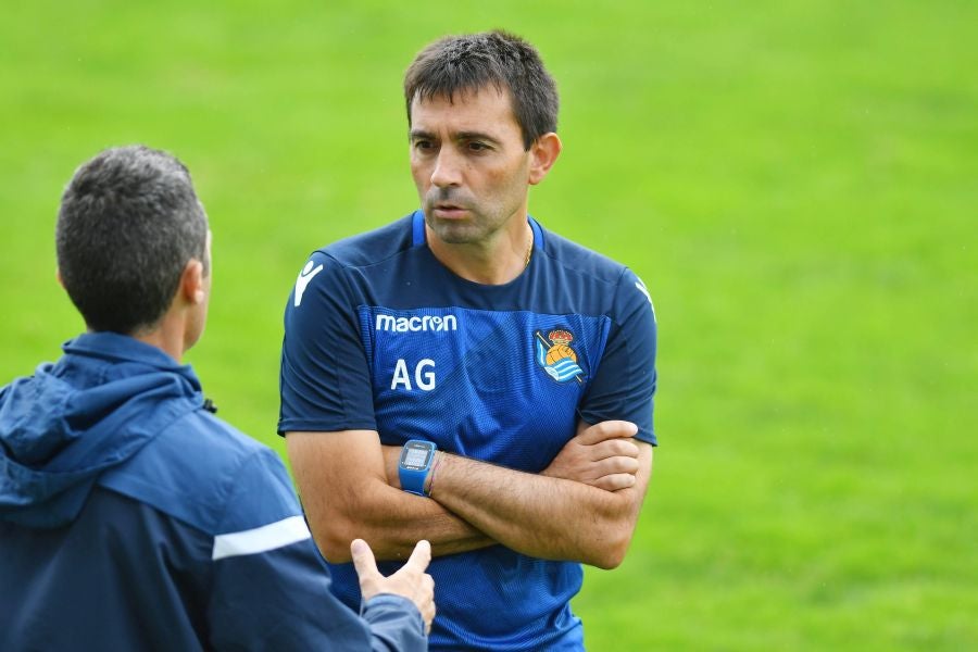 La plantilla de la Real, menos los lesionados y De La Bella, que está pendiente de solucionar su futuro, se ha entrenado en una sesión matutina en Zubieta.