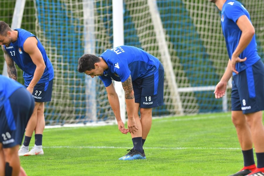 La plantilla de la Real, menos los lesionados y De La Bella, que está pendiente de solucionar su futuro, se ha entrenado en una sesión matutina en Zubieta.