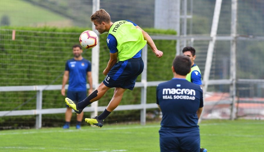 La plantilla de la Real, menos los lesionados y De La Bella, que está pendiente de solucionar su futuro, se ha entrenado en una sesión matutina en Zubieta.