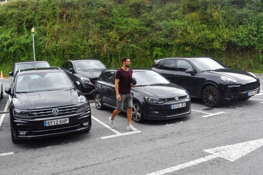 La plantilla de la Real, menos los lesionados y De La Bella, que está pendiente de solucionar su futuro, se ha entrenado en una sesión matutina en Zubieta.