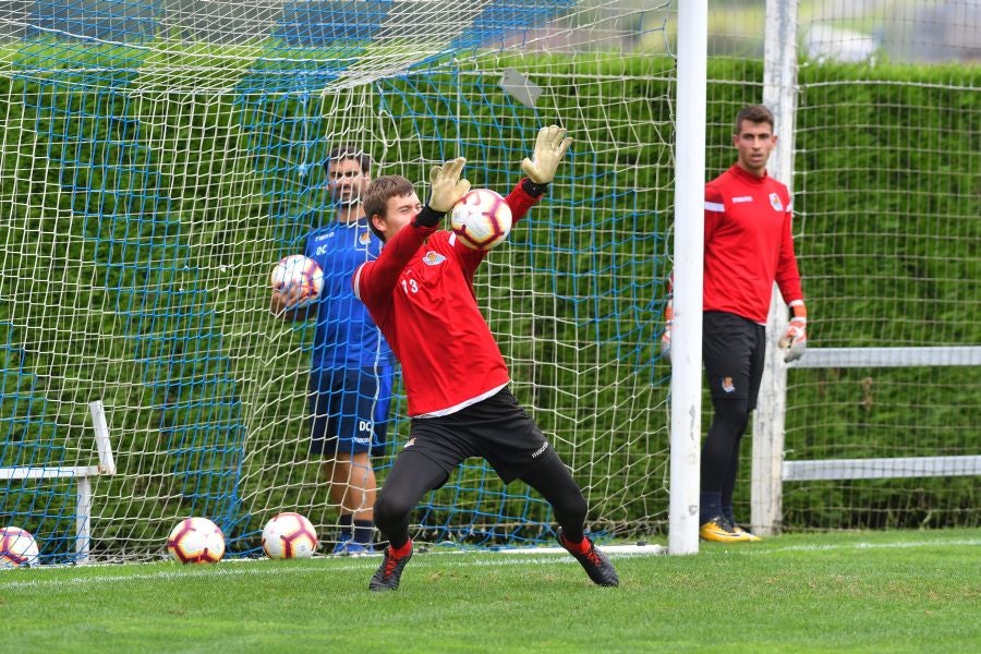 La plantilla de la Real, menos los lesionados y De La Bella, que está pendiente de solucionar su futuro, se ha entrenado en una sesión matutina en Zubieta.
