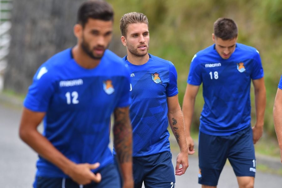 La plantilla de la Real, menos los lesionados y De La Bella, que está pendiente de solucionar su futuro, se ha entrenado en una sesión matutina en Zubieta.