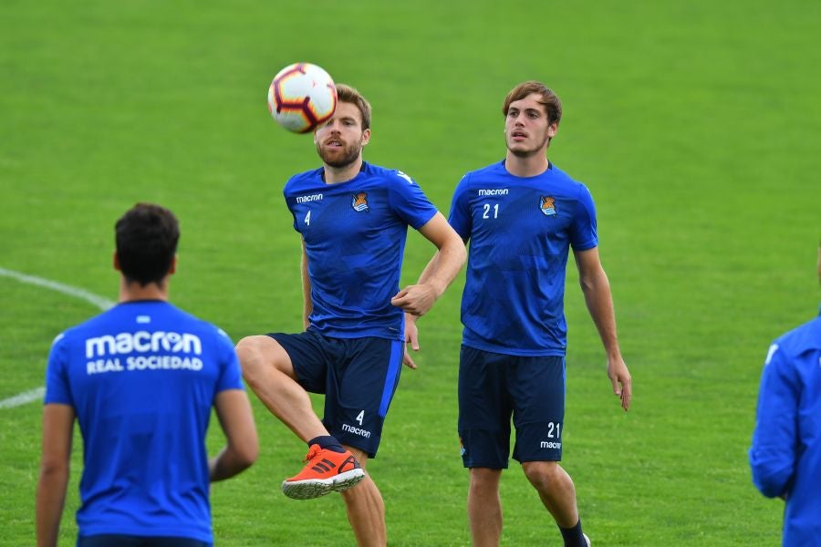 La plantilla de la Real, menos los lesionados y De La Bella, que está pendiente de solucionar su futuro, se ha entrenado en una sesión matutina en Zubieta.