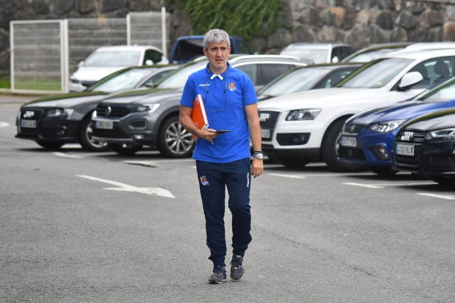 La plantilla de la Real, menos los lesionados y De La Bella, que está pendiente de solucionar su futuro, se ha entrenado en una sesión matutina en Zubieta.