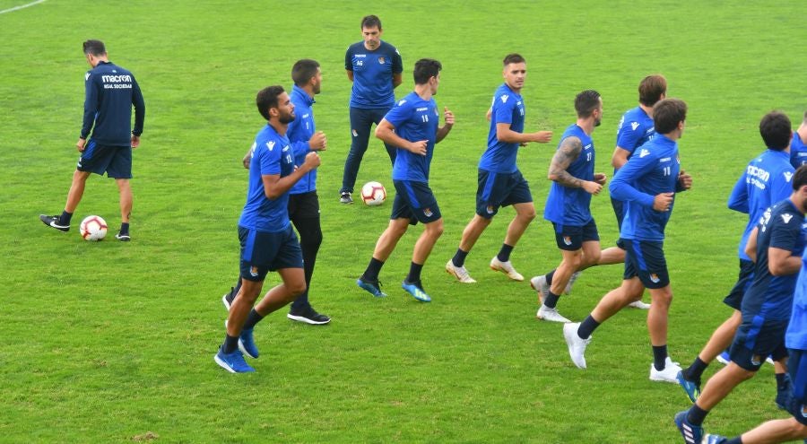 La plantilla de la Real, menos los lesionados y De La Bella, que está pendiente de solucionar su futuro, se ha entrenado en una sesión matutina en Zubieta.