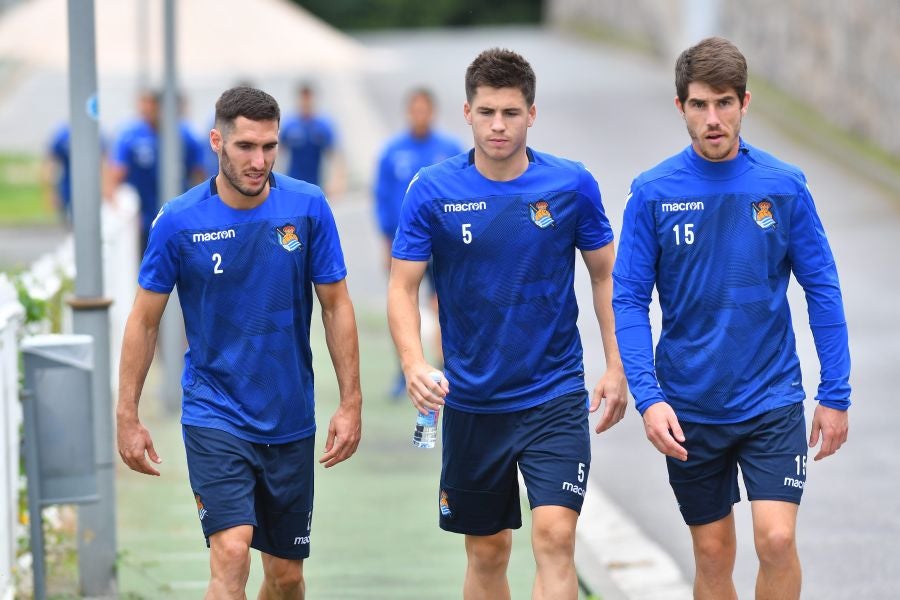 La plantilla de la Real, menos los lesionados y De La Bella, que está pendiente de solucionar su futuro, se ha entrenado en una sesión matutina en Zubieta.