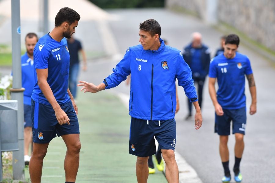 La plantilla de la Real, menos los lesionados y De La Bella, que está pendiente de solucionar su futuro, se ha entrenado en una sesión matutina en Zubieta.