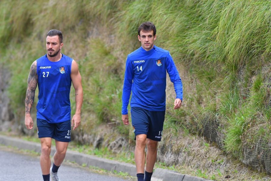 La plantilla de la Real, menos los lesionados y De La Bella, que está pendiente de solucionar su futuro, se ha entrenado en una sesión matutina en Zubieta.