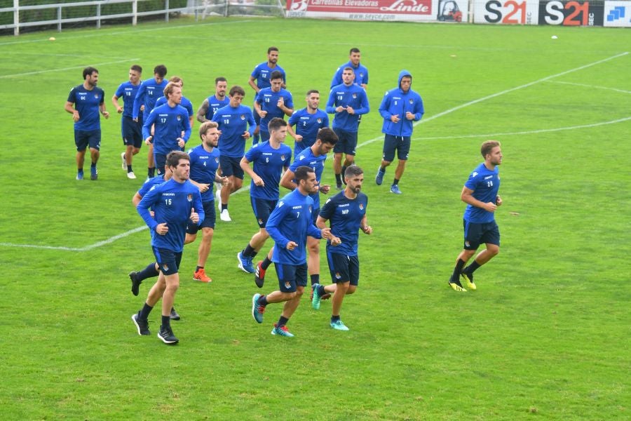 La plantilla de la Real, menos los lesionados y De La Bella, que está pendiente de solucionar su futuro, se ha entrenado en una sesión matutina en Zubieta.