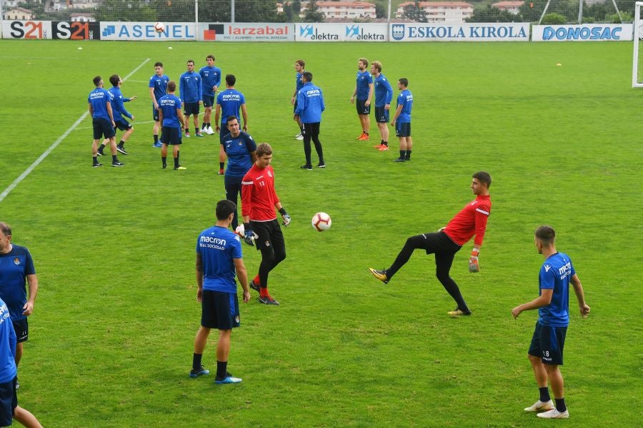 La plantilla de la Real, menos los lesionados y De La Bella, que está pendiente de solucionar su futuro, se ha entrenado en una sesión matutina en Zubieta.