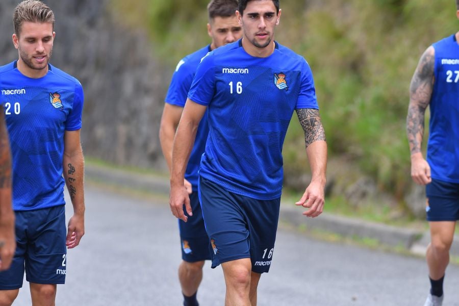 La plantilla de la Real, menos los lesionados y De La Bella, que está pendiente de solucionar su futuro, se ha entrenado en una sesión matutina en Zubieta.