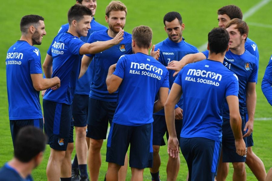 La plantilla de la Real, menos los lesionados y De La Bella, que está pendiente de solucionar su futuro, se ha entrenado en una sesión matutina en Zubieta.