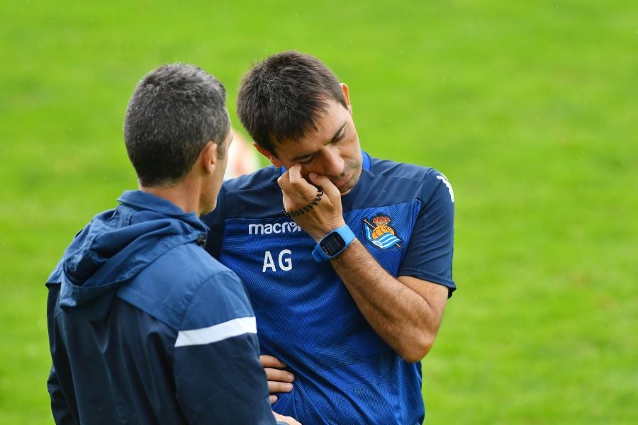 La plantilla de la Real, menos los lesionados y De La Bella, que está pendiente de solucionar su futuro, se ha entrenado en una sesión matutina en Zubieta.