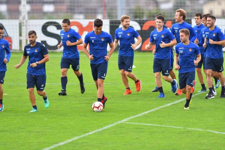 La plantilla de la Real, menos los lesionados y De La Bella, que está pendiente de solucionar su futuro, se ha entrenado en una sesión matutina en Zubieta.