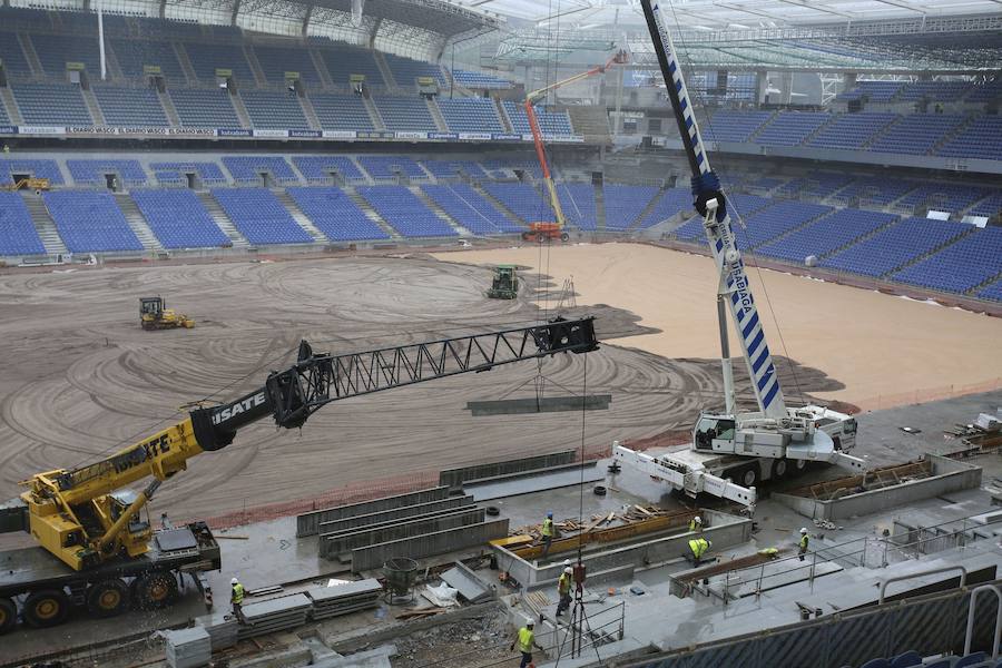 El sábado se instaló la primera plancha visible desde el exterior de uno de los elementos más espectaculares del nuevo Anoeta, la cubierta de EFTE que caracterizará al estadio, especialmente de noche cuando se iluminará de azul y le dará una imagen espectacular. 