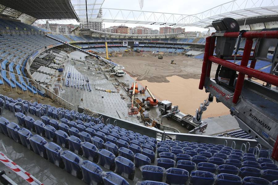 El sábado se instaló la primera plancha visible desde el exterior de uno de los elementos más espectaculares del nuevo Anoeta, la cubierta de EFTE que caracterizará al estadio, especialmente de noche cuando se iluminará de azul y le dará una imagen espectacular. 