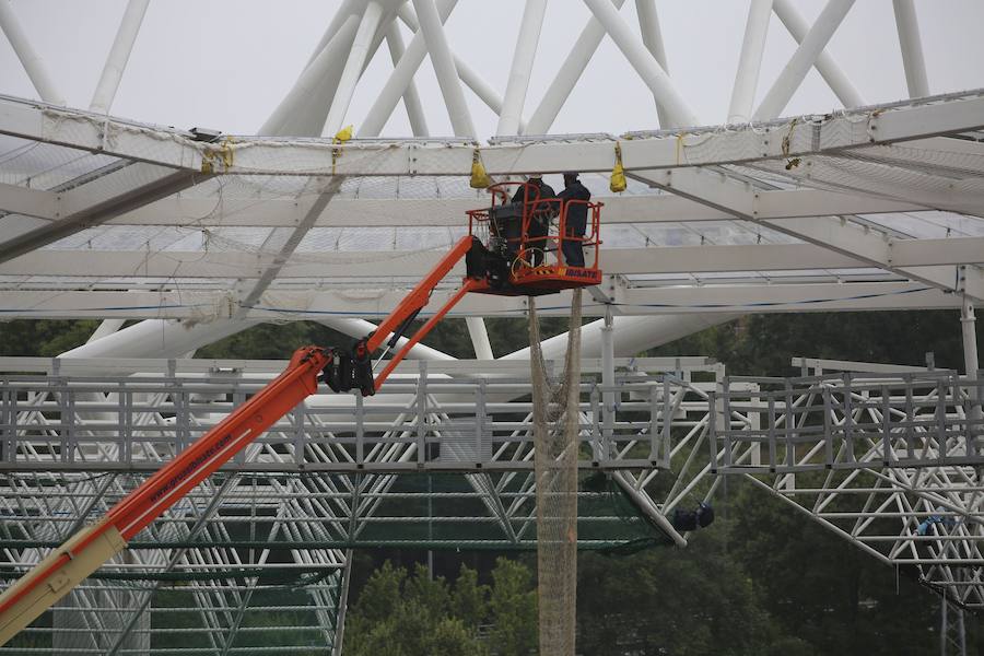 El sábado se instaló la primera plancha visible desde el exterior de uno de los elementos más espectaculares del nuevo Anoeta, la cubierta de EFTE que caracterizará al estadio, especialmente de noche cuando se iluminará de azul y le dará una imagen espectacular. 