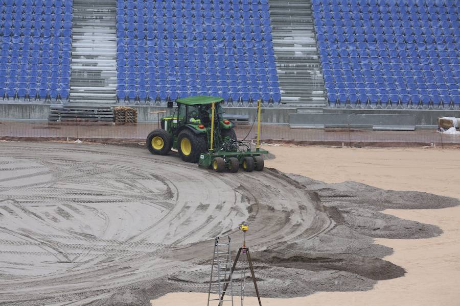El sábado se instaló la primera plancha visible desde el exterior de uno de los elementos más espectaculares del nuevo Anoeta, la cubierta de EFTE que caracterizará al estadio, especialmente de noche cuando se iluminará de azul y le dará una imagen espectacular. 