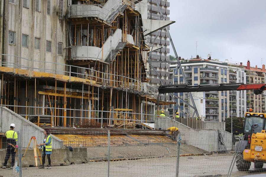El sábado se instaló la primera plancha visible desde el exterior de uno de los elementos más espectaculares del nuevo Anoeta, la cubierta de EFTE que caracterizará al estadio, especialmente de noche cuando se iluminará de azul y le dará una imagen espectacular. 