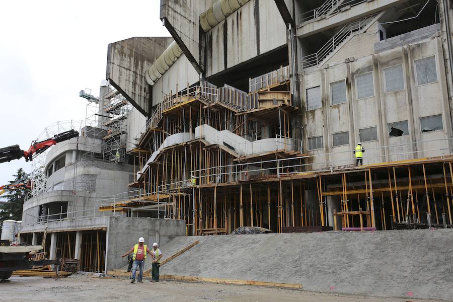 El sábado se instaló la primera plancha visible desde el exterior de uno de los elementos más espectaculares del nuevo Anoeta, la cubierta de EFTE que caracterizará al estadio, especialmente de noche cuando se iluminará de azul y le dará una imagen espectacular. 