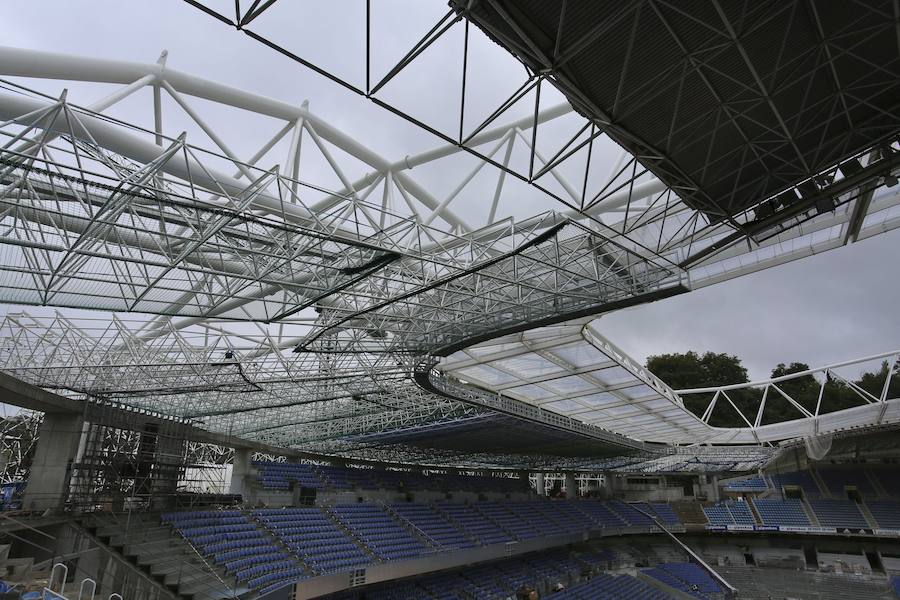 El sábado se instaló la primera plancha visible desde el exterior de uno de los elementos más espectaculares del nuevo Anoeta, la cubierta de EFTE que caracterizará al estadio, especialmente de noche cuando se iluminará de azul y le dará una imagen espectacular. 