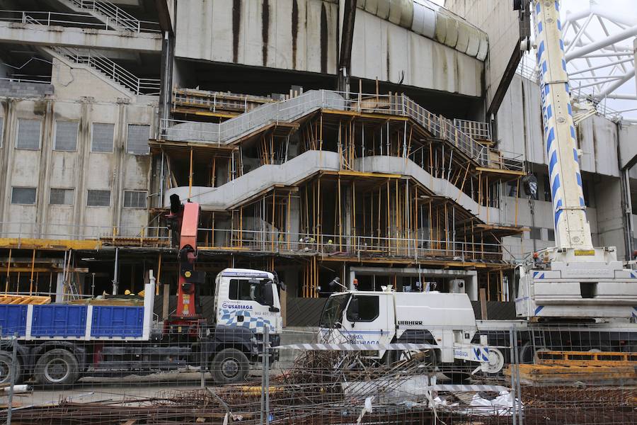El sábado se instaló la primera plancha visible desde el exterior de uno de los elementos más espectaculares del nuevo Anoeta, la cubierta de EFTE que caracterizará al estadio, especialmente de noche cuando se iluminará de azul y le dará una imagen espectacular. 
