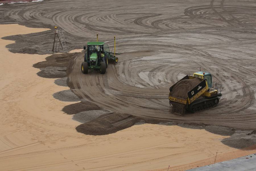 El sábado se instaló la primera plancha visible desde el exterior de uno de los elementos más espectaculares del nuevo Anoeta, la cubierta de EFTE que caracterizará al estadio, especialmente de noche cuando se iluminará de azul y le dará una imagen espectacular. 