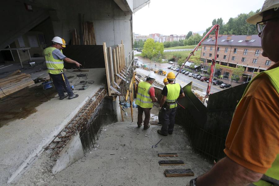 El sábado se instaló la primera plancha visible desde el exterior de uno de los elementos más espectaculares del nuevo Anoeta, la cubierta de EFTE que caracterizará al estadio, especialmente de noche cuando se iluminará de azul y le dará una imagen espectacular. 