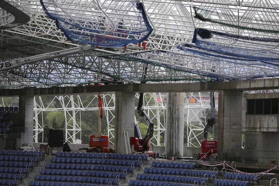 El sábado se instaló la primera plancha visible desde el exterior de uno de los elementos más espectaculares del nuevo Anoeta, la cubierta de EFTE que caracterizará al estadio, especialmente de noche cuando se iluminará de azul y le dará una imagen espectacular. 
