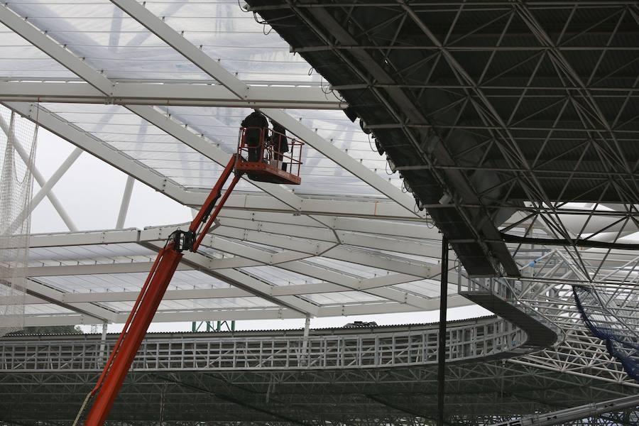 El sábado se instaló la primera plancha visible desde el exterior de uno de los elementos más espectaculares del nuevo Anoeta, la cubierta de EFTE que caracterizará al estadio, especialmente de noche cuando se iluminará de azul y le dará una imagen espectacular. 