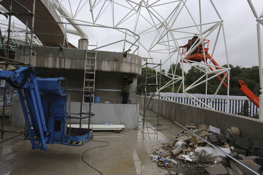 El sábado se instaló la primera plancha visible desde el exterior de uno de los elementos más espectaculares del nuevo Anoeta, la cubierta de EFTE que caracterizará al estadio, especialmente de noche cuando se iluminará de azul y le dará una imagen espectacular. 