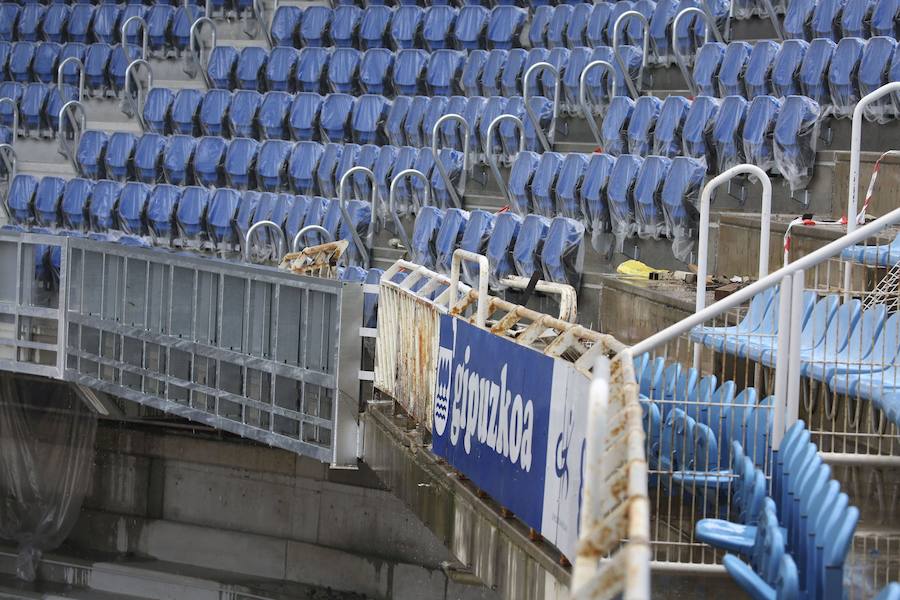 El sábado se instaló la primera plancha visible desde el exterior de uno de los elementos más espectaculares del nuevo Anoeta, la cubierta de EFTE que caracterizará al estadio, especialmente de noche cuando se iluminará de azul y le dará una imagen espectacular. 
