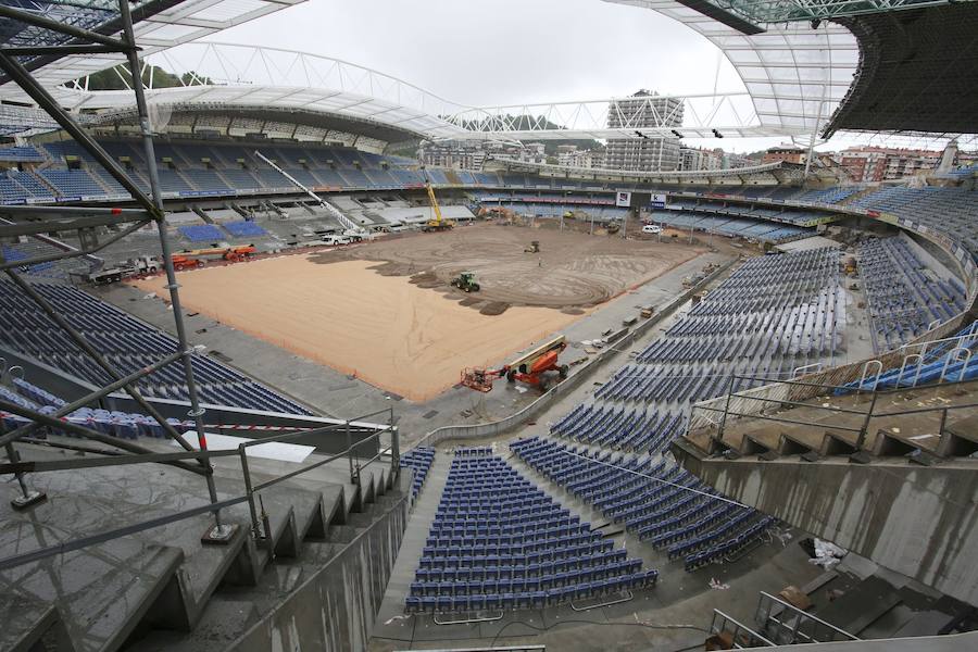 El sábado se instaló la primera plancha visible desde el exterior de uno de los elementos más espectaculares del nuevo Anoeta, la cubierta de EFTE que caracterizará al estadio, especialmente de noche cuando se iluminará de azul y le dará una imagen espectacular. 