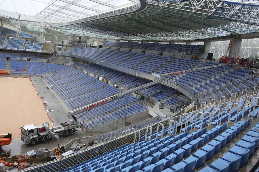 El sábado se instaló la primera plancha visible desde el exterior de uno de los elementos más espectaculares del nuevo Anoeta, la cubierta de EFTE que caracterizará al estadio, especialmente de noche cuando se iluminará de azul y le dará una imagen espectacular. 