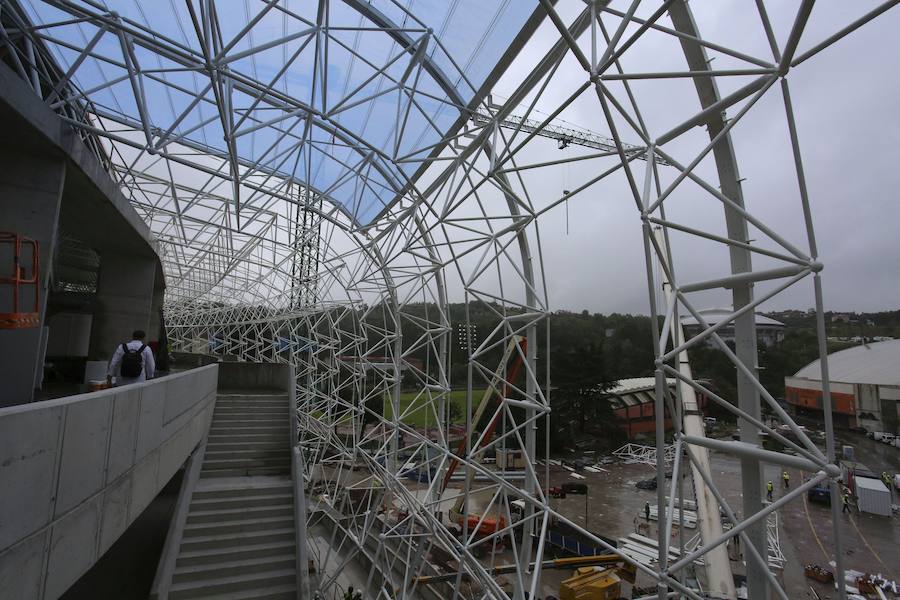 El sábado se instaló la primera plancha visible desde el exterior de uno de los elementos más espectaculares del nuevo Anoeta, la cubierta de EFTE que caracterizará al estadio, especialmente de noche cuando se iluminará de azul y le dará una imagen espectacular. 
