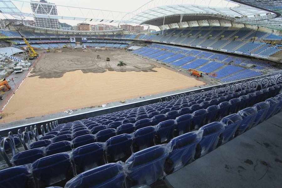El sábado se instaló la primera plancha visible desde el exterior de uno de los elementos más espectaculares del nuevo Anoeta, la cubierta de EFTE que caracterizará al estadio, especialmente de noche cuando se iluminará de azul y le dará una imagen espectacular. 
