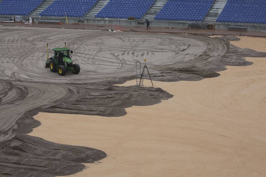 El sábado se instaló la primera plancha visible desde el exterior de uno de los elementos más espectaculares del nuevo Anoeta, la cubierta de EFTE que caracterizará al estadio, especialmente de noche cuando se iluminará de azul y le dará una imagen espectacular. 