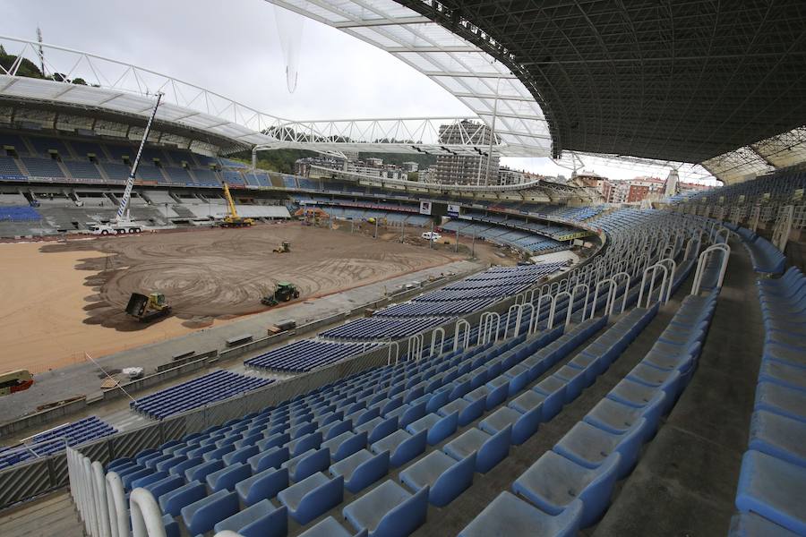 El sábado se instaló la primera plancha visible desde el exterior de uno de los elementos más espectaculares del nuevo Anoeta, la cubierta de EFTE que caracterizará al estadio, especialmente de noche cuando se iluminará de azul y le dará una imagen espectacular. 