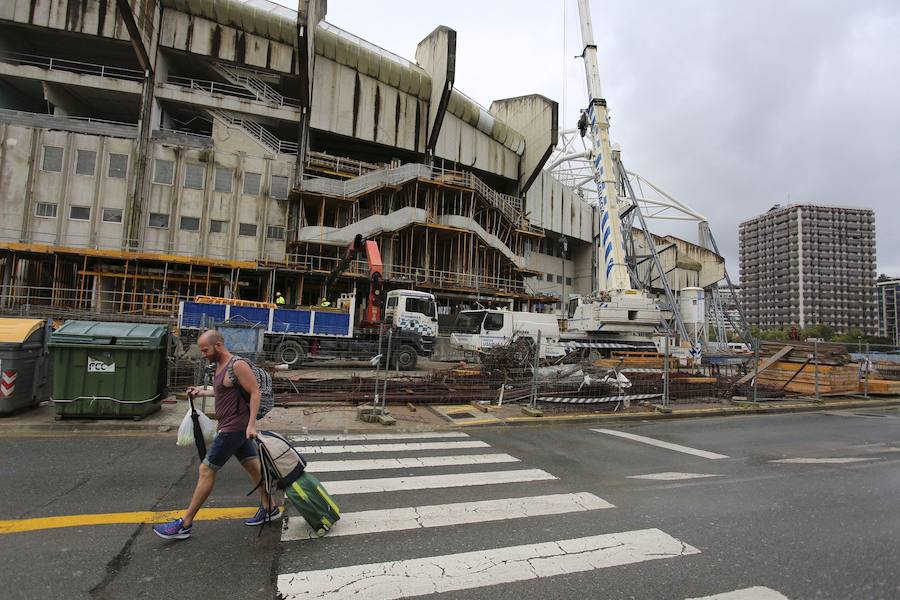 El sábado se instaló la primera plancha visible desde el exterior de uno de los elementos más espectaculares del nuevo Anoeta, la cubierta de EFTE que caracterizará al estadio, especialmente de noche cuando se iluminará de azul y le dará una imagen espectacular. 