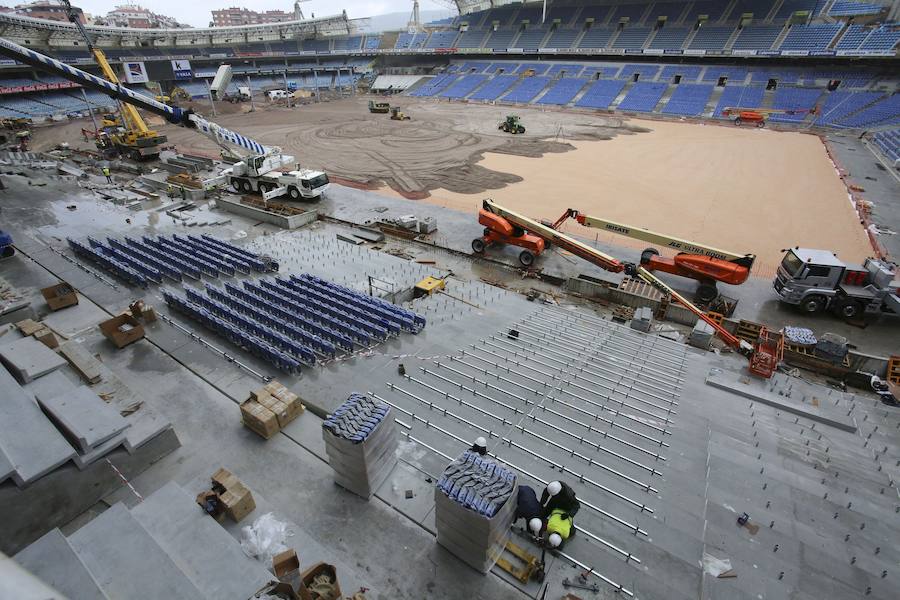 El sábado se instaló la primera plancha visible desde el exterior de uno de los elementos más espectaculares del nuevo Anoeta, la cubierta de EFTE que caracterizará al estadio, especialmente de noche cuando se iluminará de azul y le dará una imagen espectacular. 